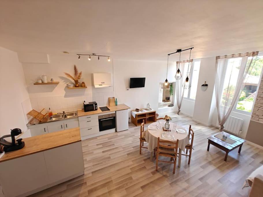 Le Duplex Du Centre - Ideal Pour Un Sejour Detente ! Saint-Savinien Екстериор снимка
